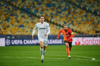 KYIV, UKRAINE - NOVEMBER 3, 2020: Marlos, Florian Christian Neuhaus 'a karşı UEFA Şampiyonlar Ligi B Grubu FC Shakhtar Borussia Monchengladbac' a karşı oynanan futbol maçında