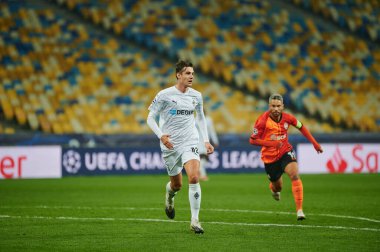 KYIV, UKRAINE - NOVEMBER 3, 2020: Marlos, Florian Christian Neuhaus 'a karşı UEFA Şampiyonlar Ligi B Grubu FC Shakhtar Borussia Monchengladbac' a karşı oynanan futbol maçında