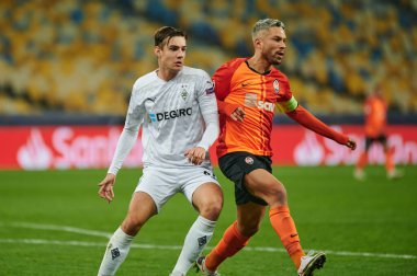KYIV, UKRAINE - NOVEMBER 3, 2020: Marlos, Florian Christian Neuhaus 'a karşı UEFA Şampiyonlar Ligi B Grubu FC Shakhtar Borussia Monchengladbac' a karşı oynanan futbol maçında