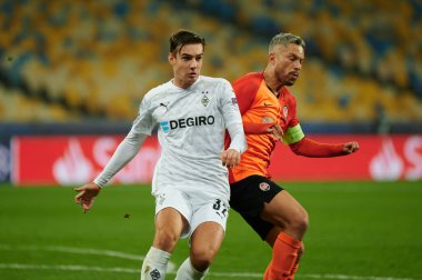 KYIV, UKRAINE - NOVEMBER 3, 2020: Marlos, Florian Christian Neuhaus 'a karşı UEFA Şampiyonlar Ligi B Grubu FC Shakhtar Borussia Monchengladbac' a karşı oynanan futbol maçında