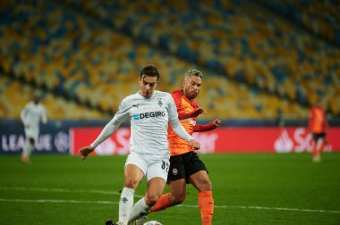 KYIV, UKRAINE - NOVEMBER 3, 2020: Marlos, Florian Christian Neuhaus 'a karşı UEFA Şampiyonlar Ligi B Grubu FC Shakhtar Borussia Monchengladbac' a karşı oynanan futbol maçında