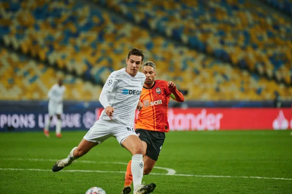 KYIV, UKRAINE - NOVEMBER 3, 2020: Marlos, Florian Christian Neuhaus 'a karşı UEFA Şampiyonlar Ligi B Grubu FC Shakhtar Borussia Monchengladbac' a karşı oynanan futbol maçında