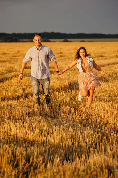 Konsep Hubungan Romantis Pasangan Berpegangan Tangan Berjalan Matahari Terbenam Yang — Stok Foto