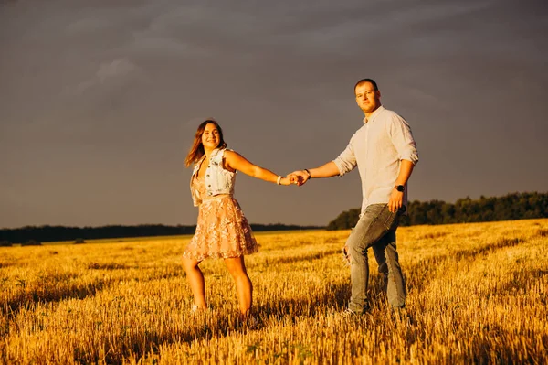 Begreppet Romantiska Relationer Ett Par Som Håller Händerna Gående Vid — Stockfoto