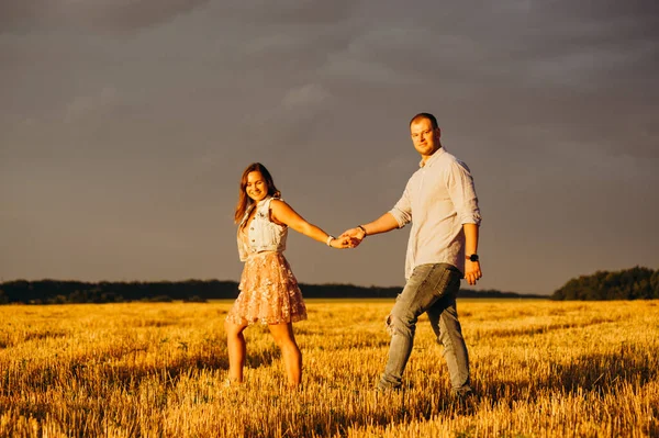 Begreppet Romantiska Relationer Ett Par Som Håller Varandra Handen Vid — Stockfoto