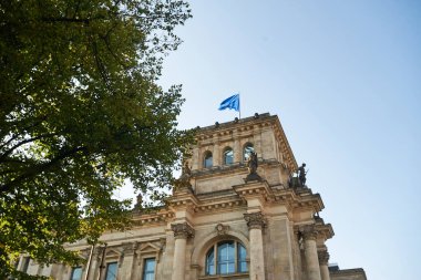 BERLİN, ALMANY - 26 Temmuz 2019: Reichstag, Bundestag cephe manzarası. Parlamento yeri.