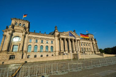 BERLİN, ALMANY - 26 Temmuz 2019: Reichstag, Bundestag cephe manzarası. Parlamento yeri.