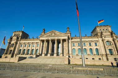 BERLİN, ALMANY - 26 Temmuz 2019: Reichstag, Bundestag cephe manzarası. Parlamento yeri.