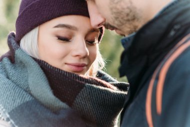 Kış aşkı hikayesi, güzel ve şık bir çift. Yılbaşı arifesinde birlikte vakit geçirmenin tadını çıkarıyorum. Sevgililer Günü 'nde iki sevgili