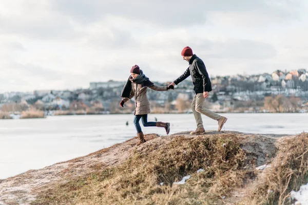 Coolt Valentine Glada Kärleksfulla Par Promenader Snöig Vintersjö Tillbringa Julsemester — Stockfoto