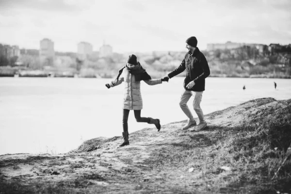 いいバレンタインだ 雪の冬の湖を歩いて幸せなカップル 一緒にクリスマス休暇を過ごす 屋外の季節活動 ライフスタイルキャプチャ — ストック写真