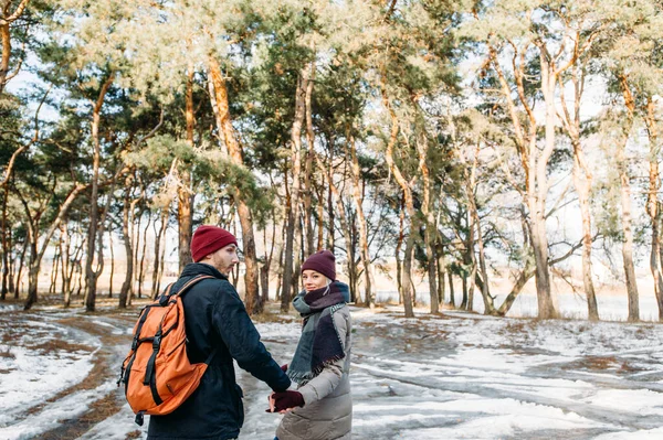 いいバレンタインだ 雪の冬の公園の森の中を歩く幸せなカップル 一緒にクリスマス休暇を過ごす 屋外の季節活動 ライフスタイルキャプチャ — ストック写真