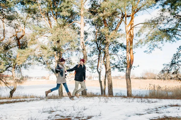 酷酷的情人节 快乐的情侣们在雪地的冬季公园森林里散步 共度圣诞假期 户外季节性活动 生活方式捕捉 — 图库照片