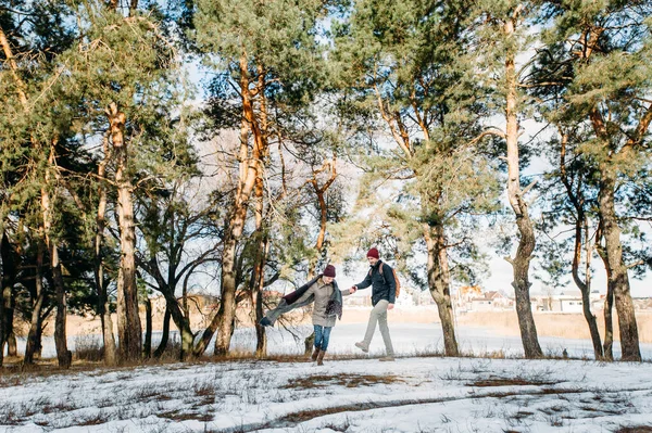 酷酷的情人节 快乐的情侣们在雪地的冬季公园森林里散步 共度圣诞假期 户外季节性活动 生活方式捕捉 — 图库照片