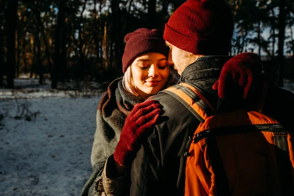 冬の愛の物語 美しいスタイリッシュな若いカップル 大晦日に一緒に過ごす時間をお楽しみください Saint Valentine Dayに2人の恋人 — ストック写真