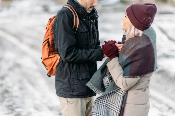 Vinterkärlekshistoria Ett Vackert Stiligt Ungt Par Unga Par Som Älskar — Stockfoto