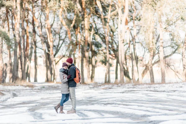 Felice Coppia Amorevole Passeggiando Inverno Innevato Trascorrere Vacanze Natale Insieme — Foto Stock