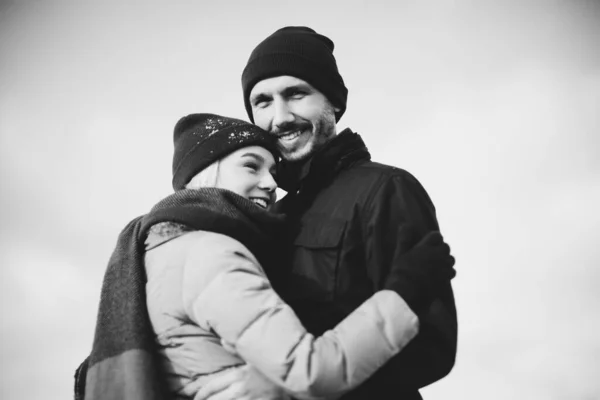 Glada Kärleksfulla Par Promenader Snöig Vinter Tillbringa Julsemester Tillsammans Unga — Stockfoto