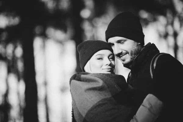 Glada Kärleksfulla Par Promenader Snöig Vinter Tillbringa Julsemester Tillsammans Unga — Stockfoto