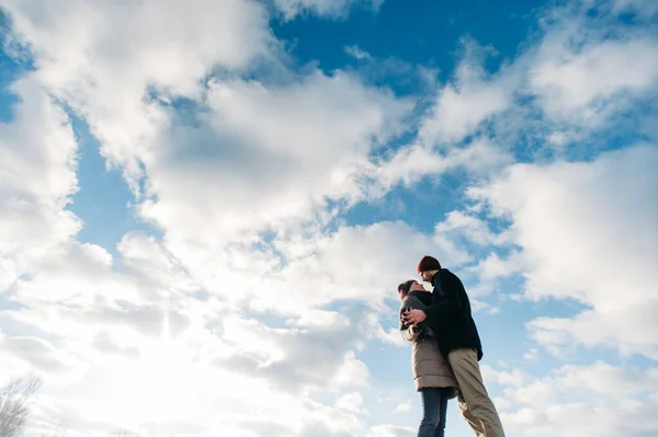 Gelukkig Liefdevol Paar Wandelen Besneeuwde Winter Vakantie Samen Een Jong — Stockfoto