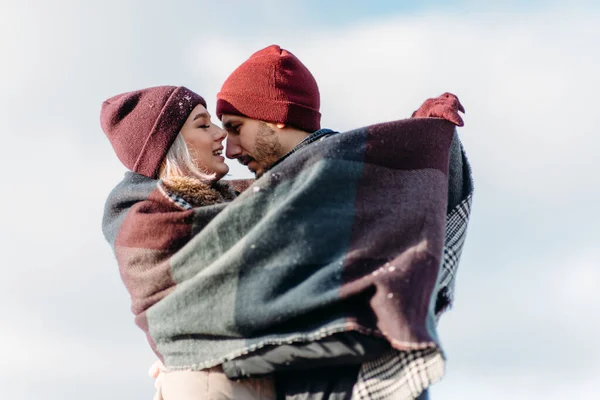 Una Vacanza Insieme Giovane Coppia Hipster Donna Che Bacia Naso — Foto Stock