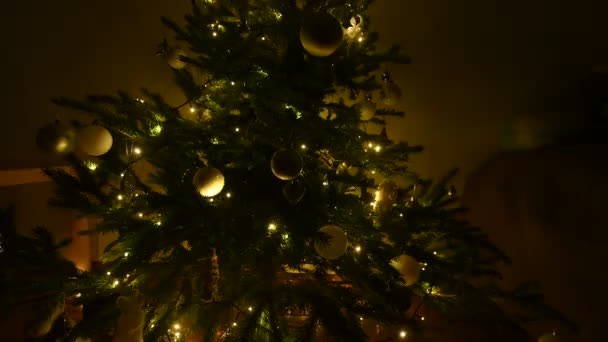 Vánoční ozdoby stromků. vánoční stromeček zhasíná a rozsvítí