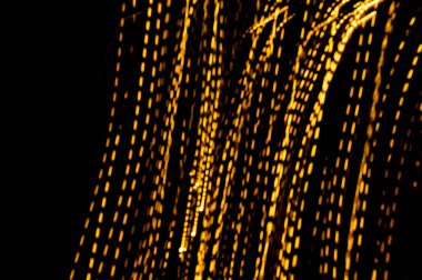 Altın ışık yollarının arka planı. Işık izleri. Boşluğu kopyala. 