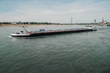 DÜKSELDORF, Almanya - 13 AĞUSTOS 2020: Düsseldorf 'taki Ren Nehri' ndeki tekne