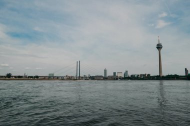 DÜKSELDORF, GERMANY - 13 AĞUSTOS 2020: Rheinkniebrcke, Dusseldorf 'taki Ren Nehri üzerinde 16 Ekim 1969' da trafiğe açılan kablo destekli bir köprü..