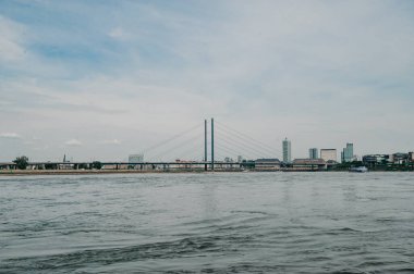 DÜKSELDORF, GERMANY - 13 AĞUSTOS 2020: Rheinkniebrcke, Dusseldorf 'taki Ren Nehri üzerinde 16 Ekim 1969' da trafiğe açılan kablo destekli bir köprü..