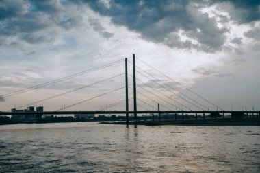 DÜKSELDORF, GERMANY - 13 AĞUSTOS 2020: Rheinkniebrcke, Dusseldorf 'taki Ren Nehri üzerinde 16 Ekim 1969' da trafiğe açılan kablo destekli bir köprü..