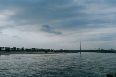 DÜKSELDORF, GERMANY - 13 AĞUSTOS 2020: Rheinkniebrcke, Dusseldorf 'taki Ren Nehri üzerinde 16 Ekim 1969' da trafiğe açılan kablo destekli bir köprü..