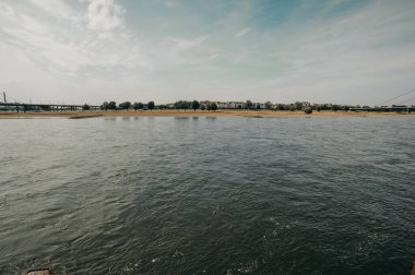 Düsseldorf 'taki Ren Nehri. Boşluğu kopyala