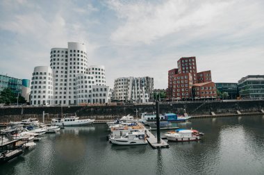 Almanya, DUESSELDORF - 13 Ağustos 2020 Medienhafen. Medya limanında manzaralı Düsseldorf şehir manzarası