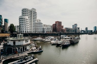 Almanya, DUESSELDORF - 13 Ağustos 2020 Medienhafen. Medya limanında manzaralı Düsseldorf şehir manzarası