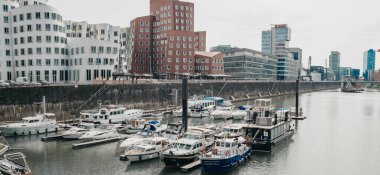 Almanya, DUESSELDORF - 13 Ağustos 2020 Medienhafen. Medya limanında manzaralı Düsseldorf şehir manzarası