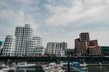 Almanya, DUESSELDORF - 13 Ağustos 2020 Medienhafen. Medya limanında manzaralı Düsseldorf şehir manzarası