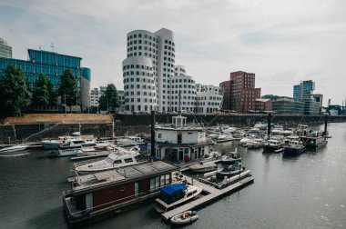 Almanya, DUESSELDORF - 13 Ağustos 2020 Medienhafen. Medya limanında manzaralı Düsseldorf şehir manzarası