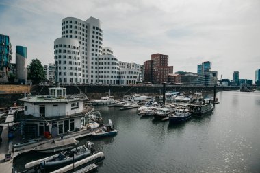 Almanya, DUESSELDORF - 13 Ağustos 2020 Medienhafen. Medya limanında manzaralı Düsseldorf şehir manzarası