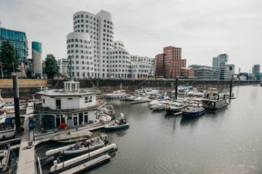 Almanya, DUESSELDORF - 13 Ağustos 2020 Medienhafen. Medya limanında manzaralı Düsseldorf şehir manzarası