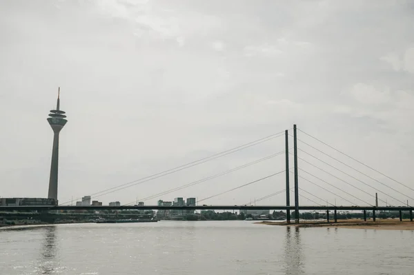 Dusseldorf Allemagne Août 2020 Rheinkniebrcke Est Pont Haubans Sur Rhin — Photo