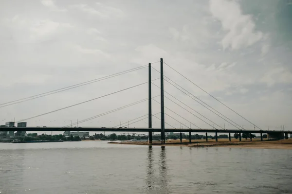 Dusseldorf Allemagne Août 2020 Rheinkniebrcke Est Pont Haubans Sur Rhin — Photo