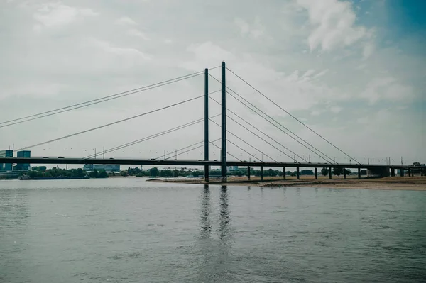 Düsseldorf August 2020 Die Rheinkniebrcke Ist Eine Schrägseilbrücke Über Den — Stockfoto