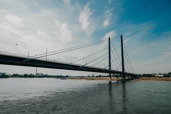 Düsseldorf August 2020 Die Rheinkniebrcke Ist Eine Schrägseilbrücke Über Den — Stockfoto