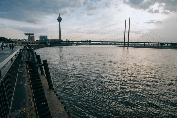 Dusseldorf Alemania Agosto 2020 Rheinkniebrcke Puente Por Cable Sobre Rin — Foto de Stock