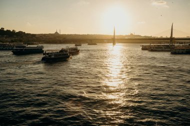 İSTANBUL, TURKEY - 12 Ağustos 2019 'da İstanbul' un güneşli ve güneşli sahil kıyısı olan Golden Horn 'da turizm gemisi denize açıldı. İstanbul 'da seyahat ve tatil kavramı.