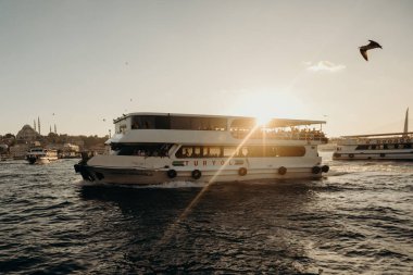 İSTANBUL, TURKEY - 12 Ağustos 2019 'da İstanbul' un güneşli ve güneşli sahil kıyısı olan Golden Horn 'da turizm gemisi denize açıldı. İstanbul 'da seyahat ve tatil kavramı.