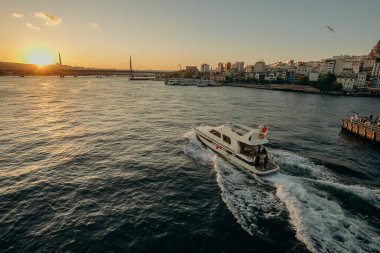 İSTANBUL, TURKEY - 12 Ağustos 2019 'da İstanbul' un güneşli ve güneşli sahil kıyısı olan Golden Horn 'da turizm gemisi denize açıldı. İstanbul 'da seyahat ve tatil kavramı.