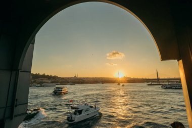 Turist gemisi, yaz günbatımında İstanbul 'un güneşli ve güneşli kıyılarında, Golden Horn' da denize açılıyor. İstanbul 'da seyahat ve tatil kavramı.
