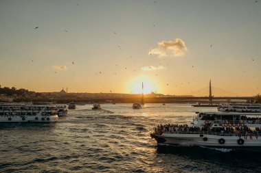 Turist gemisi, yaz günbatımında İstanbul 'un güneşli ve güneşli kıyılarında, Golden Horn' da denize açılıyor. İstanbul 'da seyahat ve tatil kavramı.